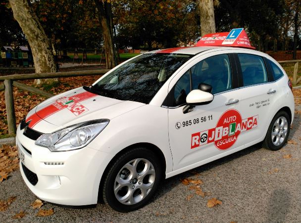Foto coche Autoescuela Rojiblanca. Directorio del Elefante Azul de Avilés.